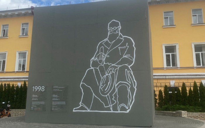 Пам’ятник Грушевському в Києві першим отримав захист RE:Ukraine. Monuments за допомоги «Сільпо»