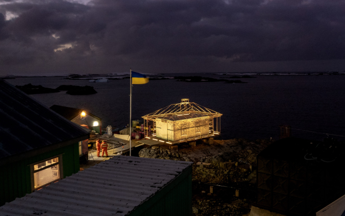 На станції «Академік Вернадський» в Антарктиді встановили артінсталяцію за підтримки «Сільпо»