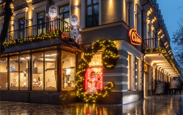 «Сільпо» перетворило вітрини та фасади супермаркетів у Дніпрі та Одесі на різдвяні артоб’єкти